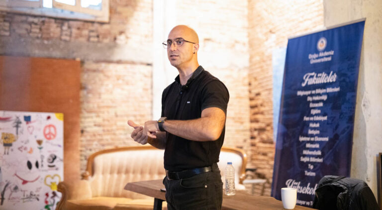 DAÜ Bilim Kafe’de Yapay Zekâ Tartışıldı: “Direksiyon Hâlâ Bizde Mi?”